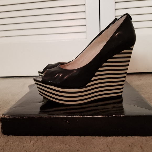 Michael Kors Black Patent Leather Striped Wedge 10 - Picture 1 of 7